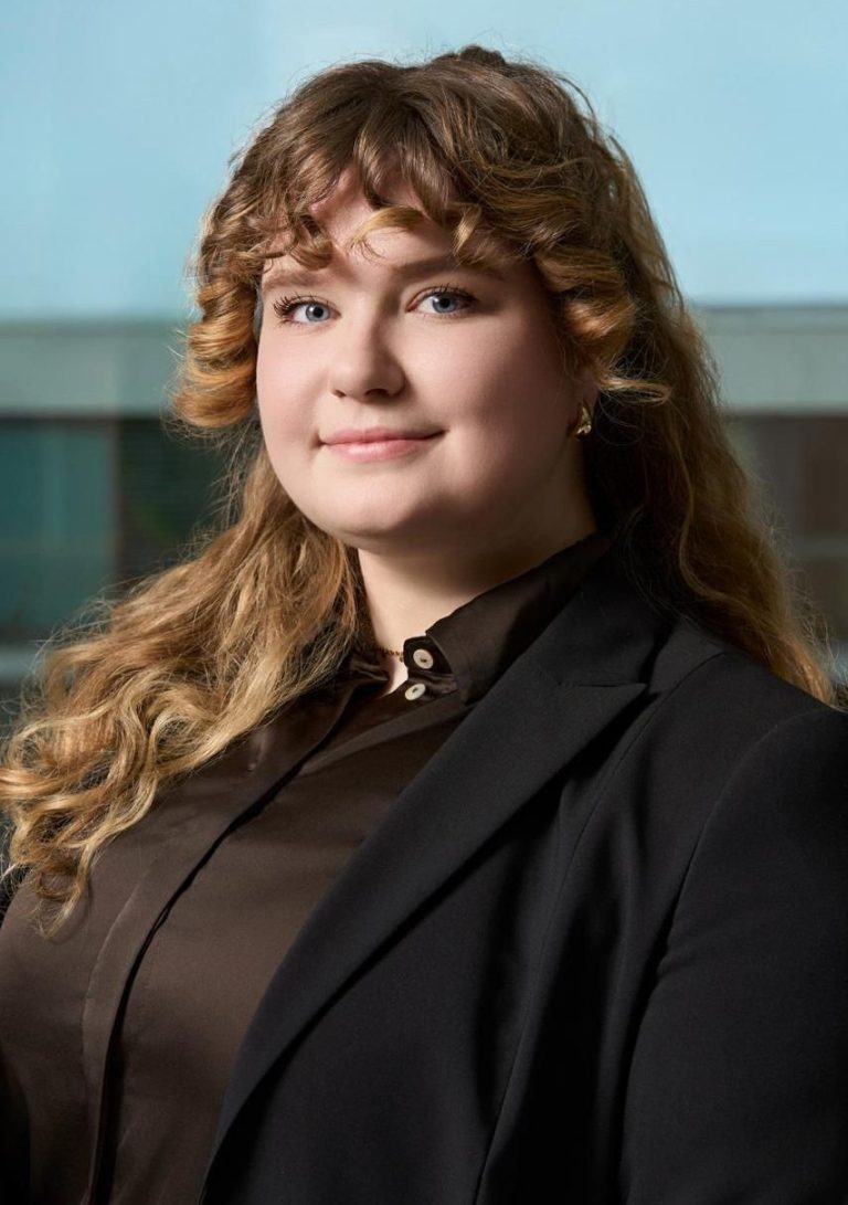 Potraitfoto einer Frau in Bluse und Blazer