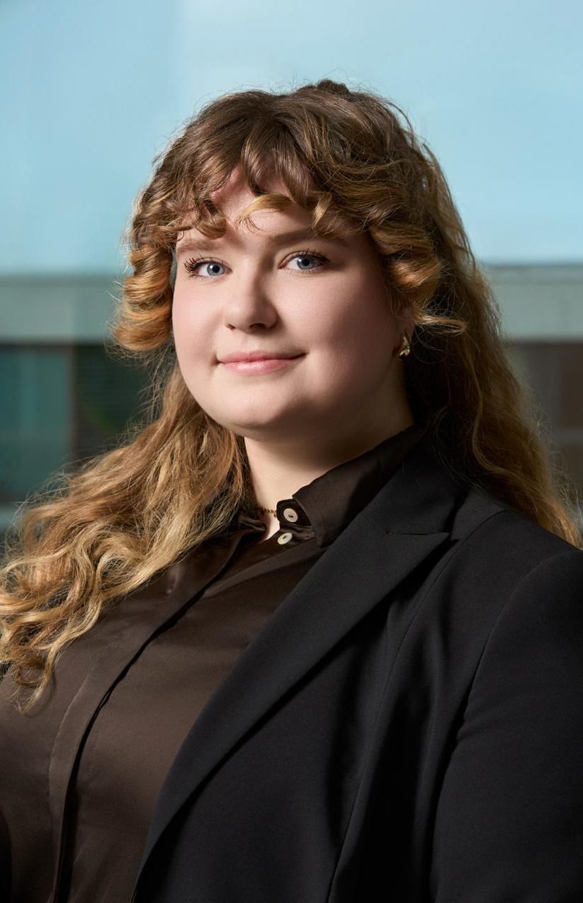 Potraitfoto einer Frau in Bluse und Blazer 